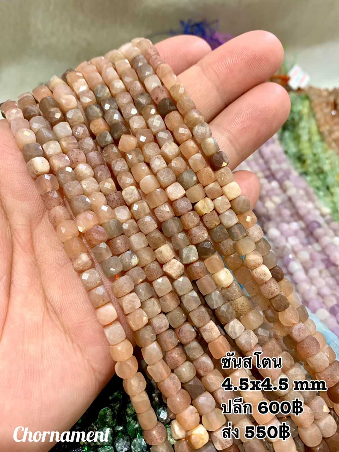ซันสโตน ทรงลูกบาศก์ ผิวเจียเหลี่ยมเหลี่ยม ขนาด 4.5x4.5 mm เส้นยาว