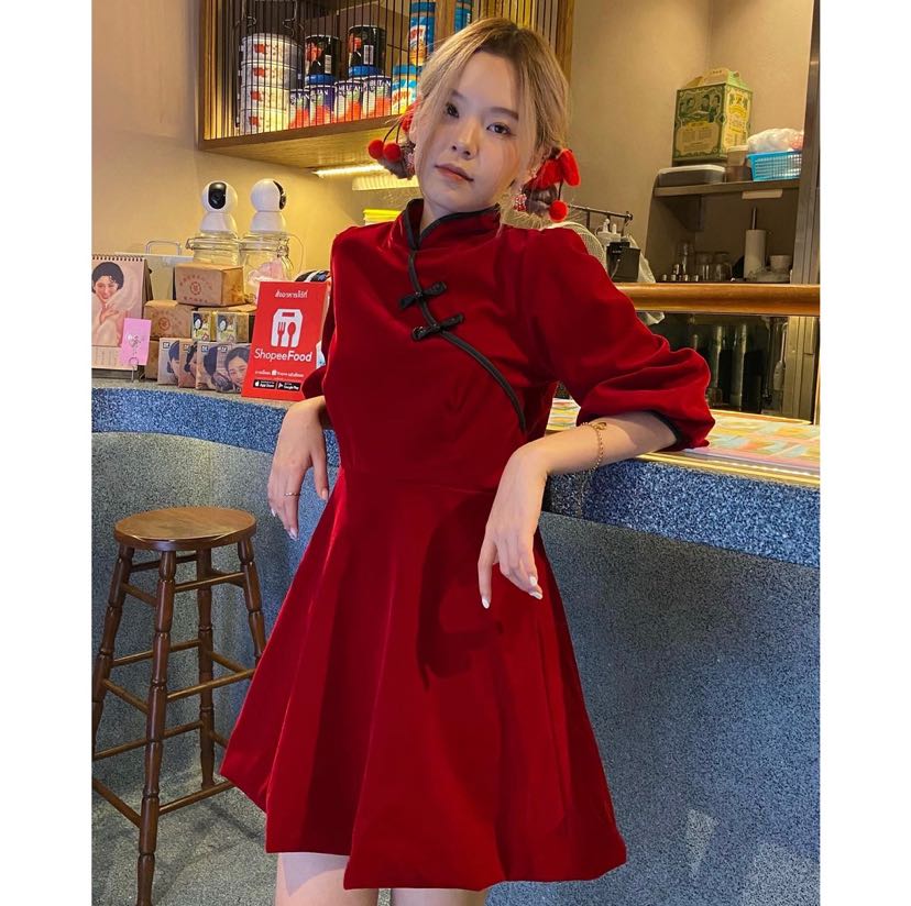 LI LIN cheongsam dress 🥡🥢 เดรสกี่เพ้าสั้นแขนสามส่วนผ้ากำมะหยี่สีแดง (C7564) 