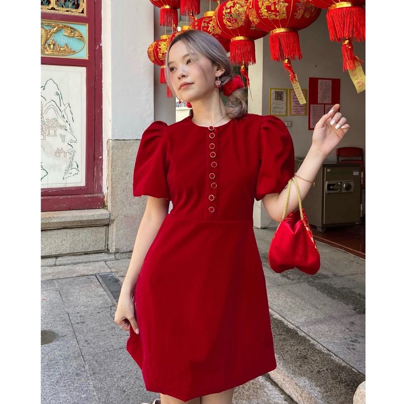PAO PEI mini dress🏮🥮 เดรสสั้นแต่งกระดุมผ้ากำมะหยี่สีแดง (C7562) 