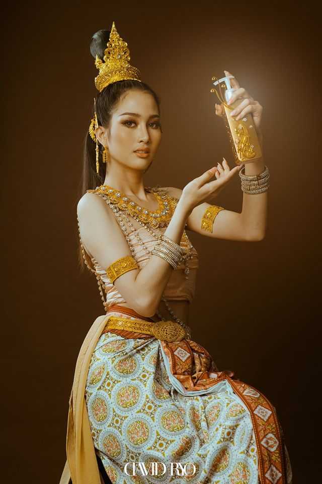 ผ้าลายอย่าง -เทพตรีสูตร- ท้องผ้าสีขาวงาช้าง