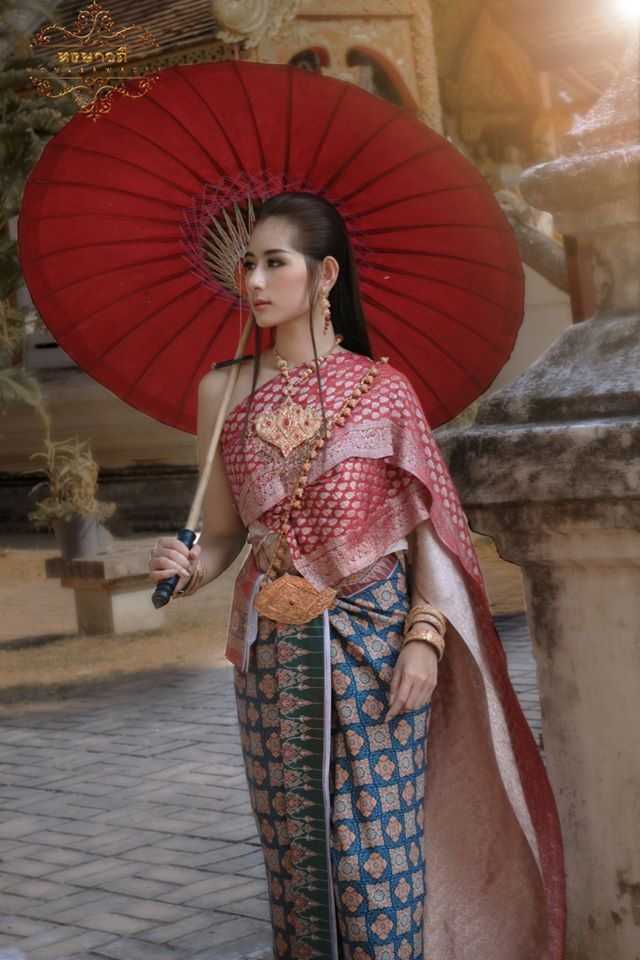 ผ้าลายอย่าง -ลายประจำยามสลับลายดอกไม้สี่กลีบ-