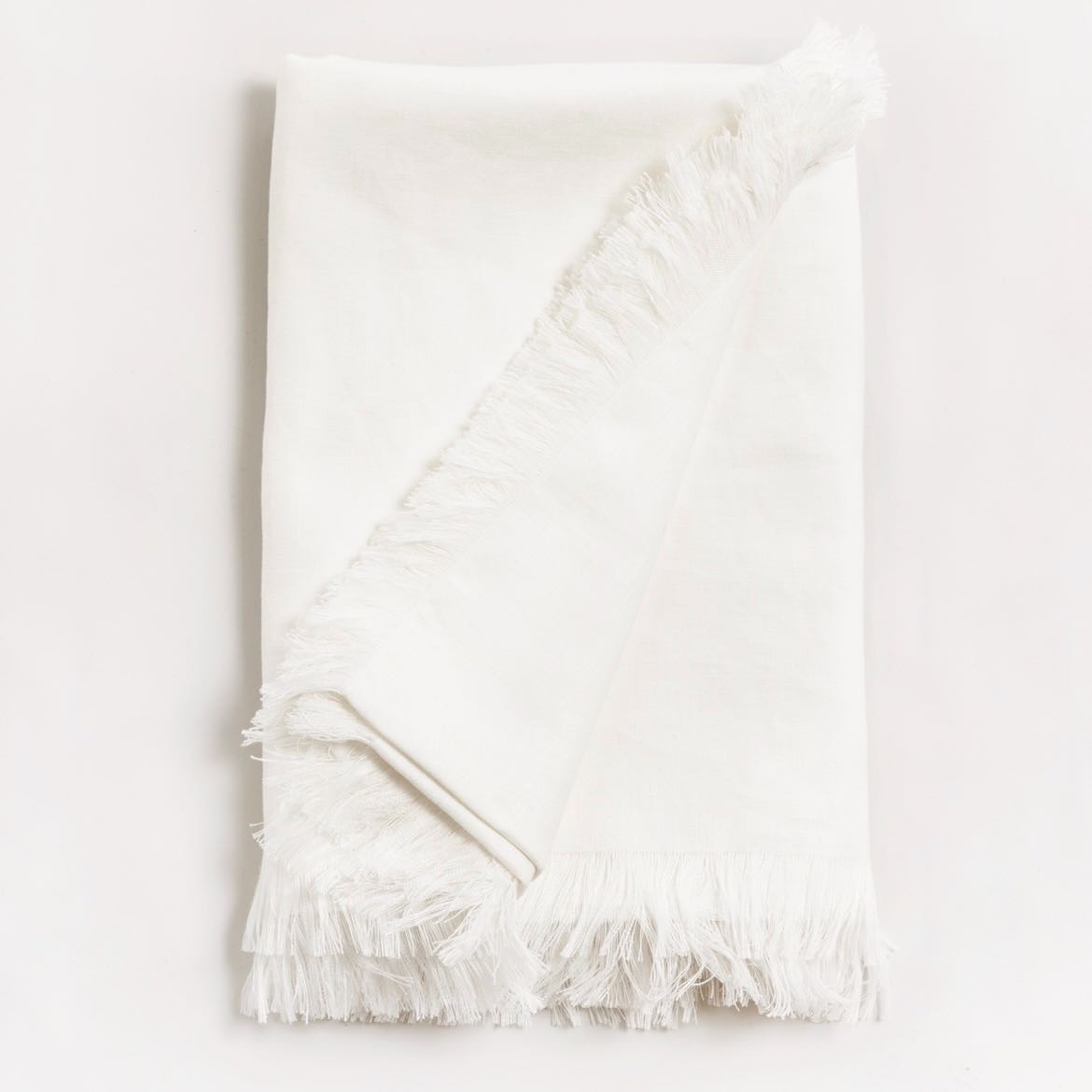 ผ้าปูโต๊ะขอบรุ่ย FRINGED LINEN TABLECLOTH - OFF WHITE