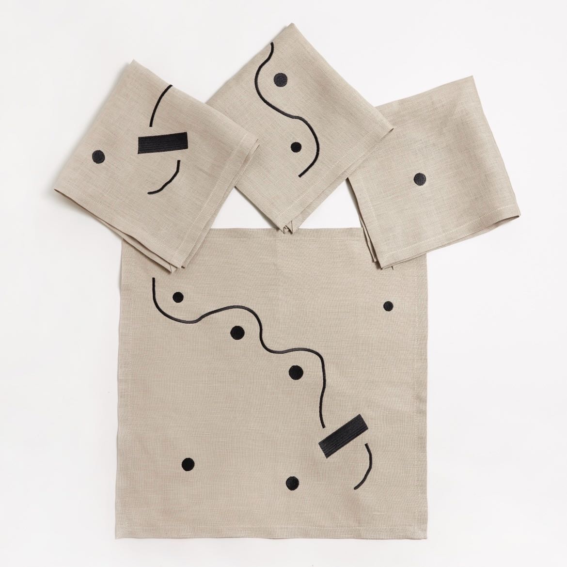 ผ้าเช็ดปากปักลายกราฟิก GRAPHIC EMBROIDERY NAPKIN SET OF 4 PCS - STONE