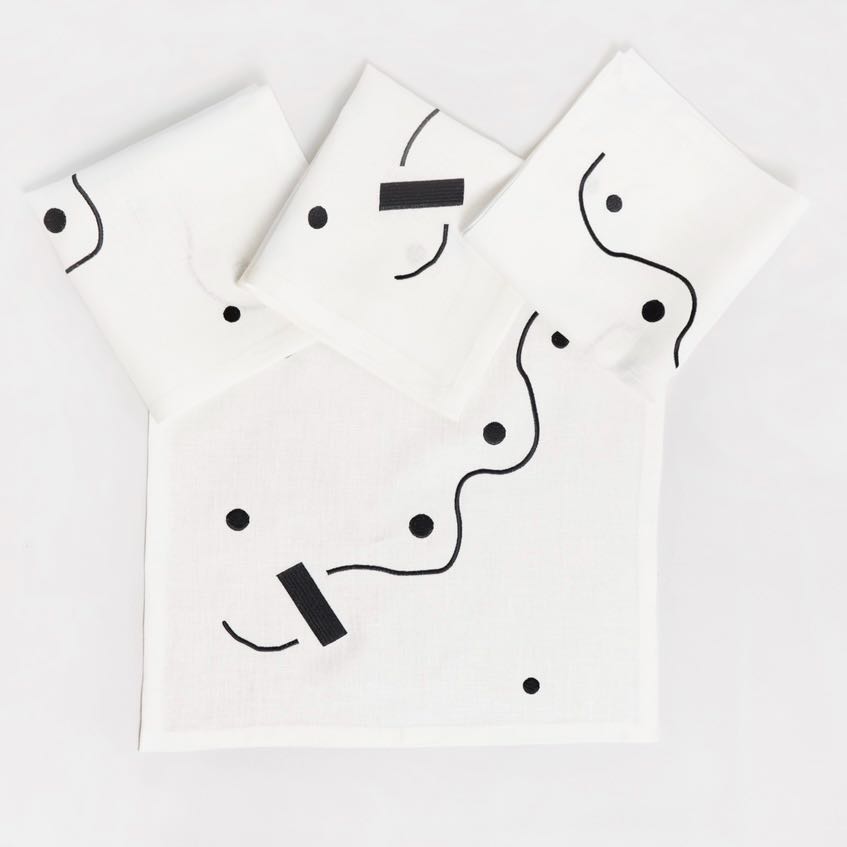 ผ้าเช็ดปากปักลายกราฟิก GRAPHIC EMBROIDERY NAPKIN SET OF 4 PCS - OFF WHITE