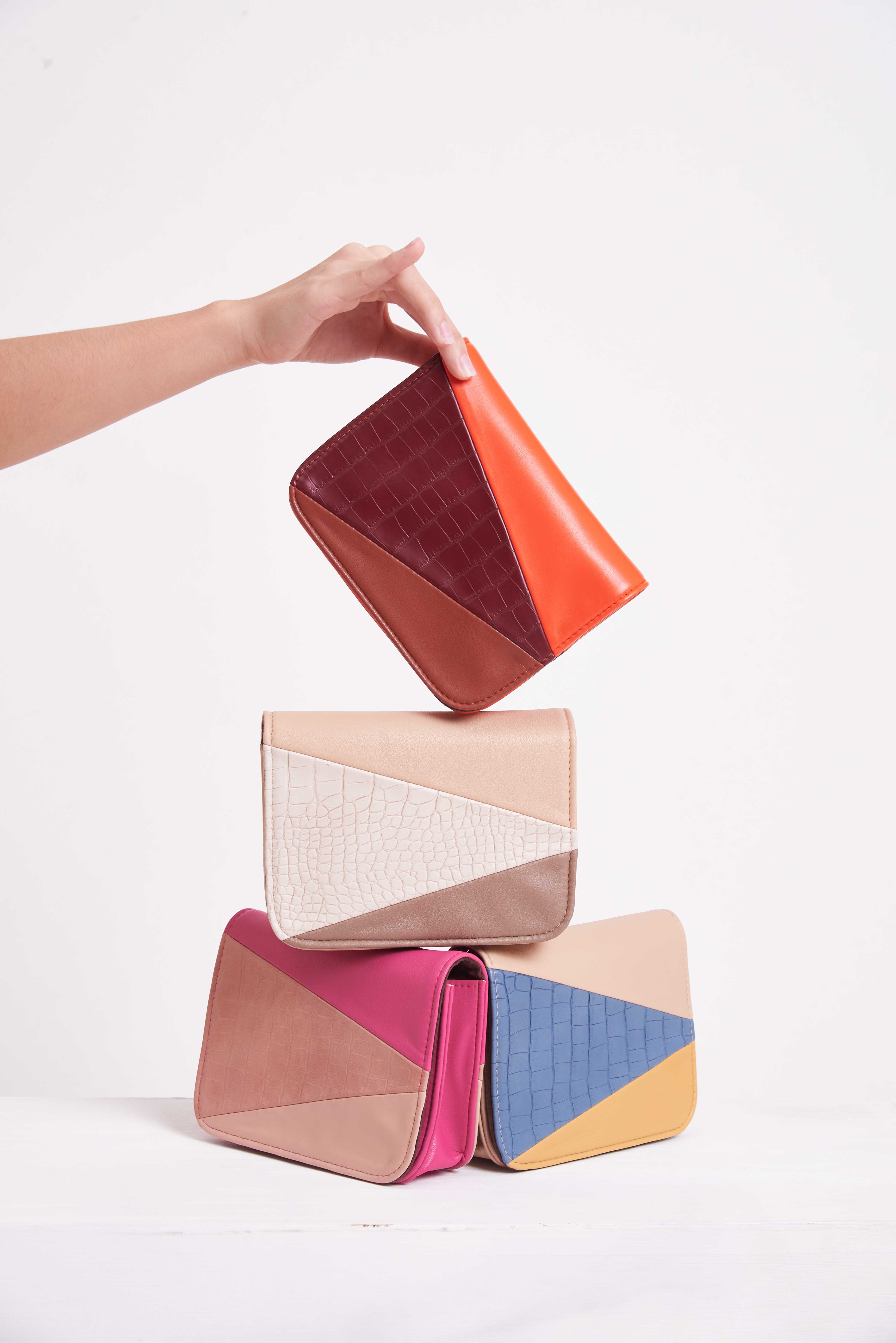 [Limited] กระเป๋ารุ่น Arizia Belted Bag (multi-purpose) ใส่ได้หลายแบบ  #CLEARANCE #ลดราคา