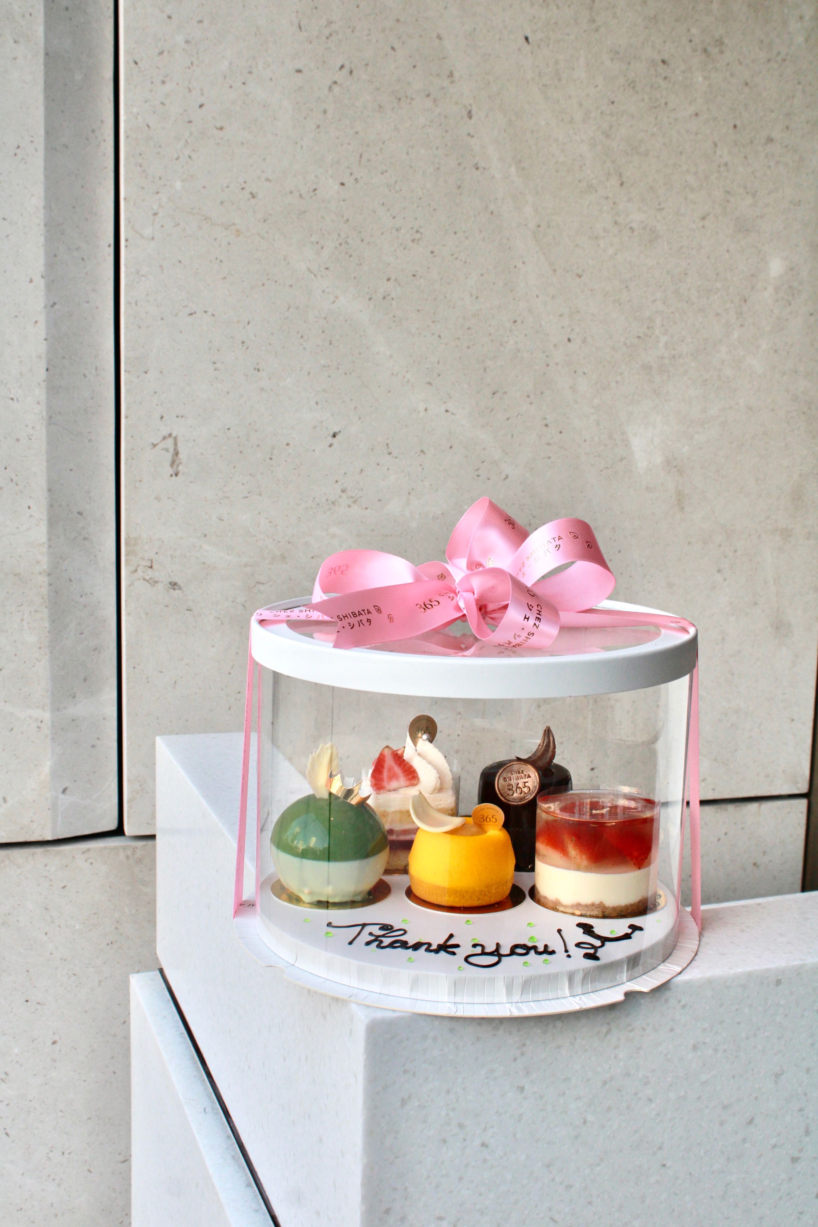 ชุดของขวัญ ขนมเค้ก 5 ชิ้น ในกล่องกลมใส