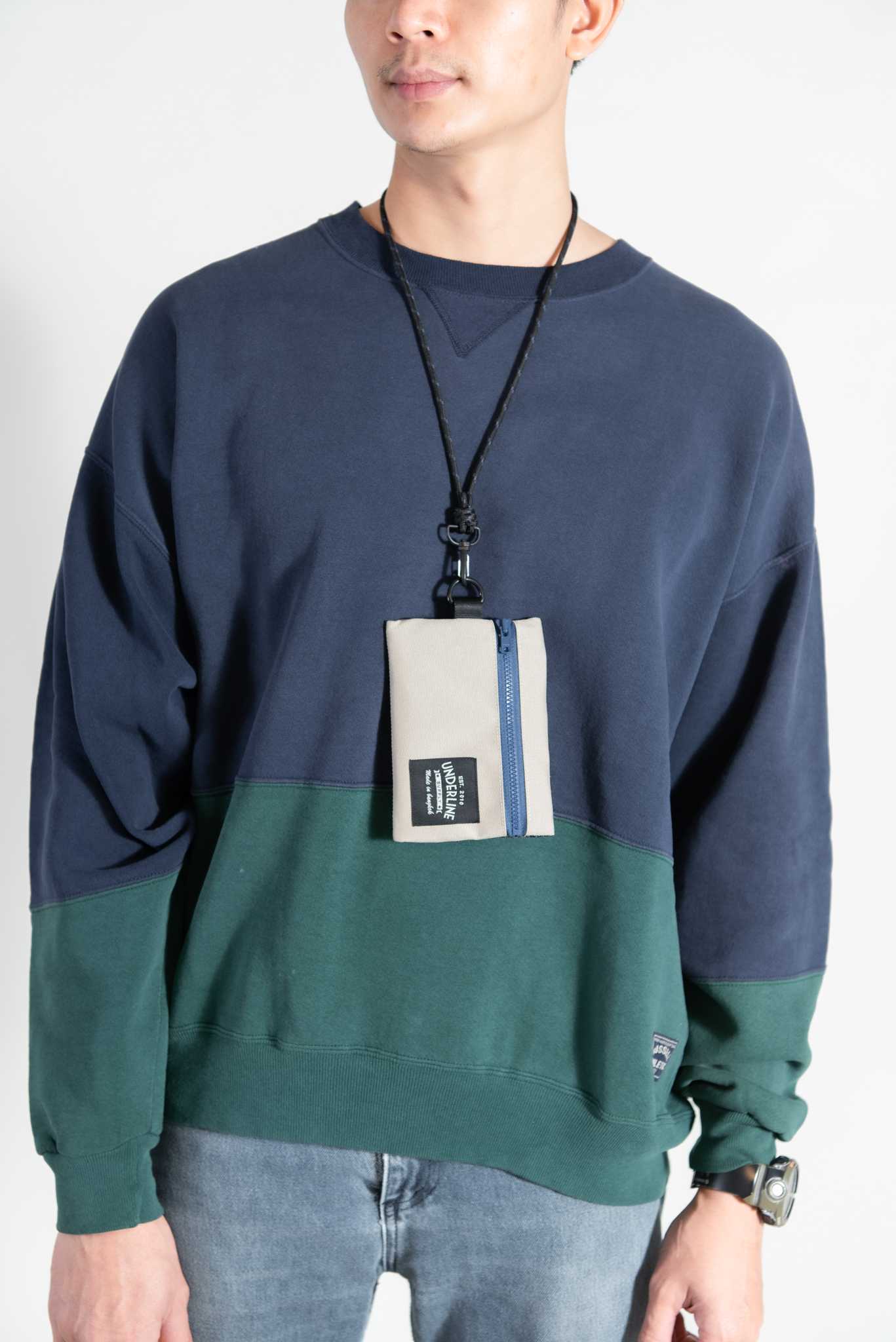 Reform Recycled Polyestered Flip Pocket กระเป๋าคล้องคอ สายถอดได้  มีหลายสี underline