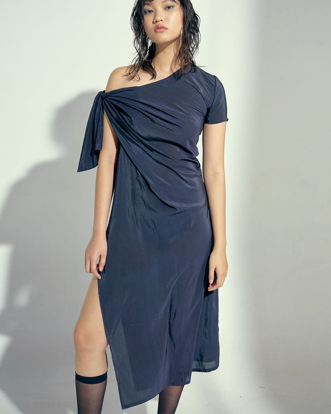 Single shoulder tie top
