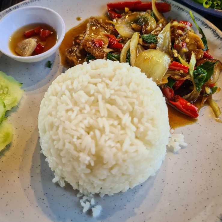 ผัดกะเพราราดข้าว