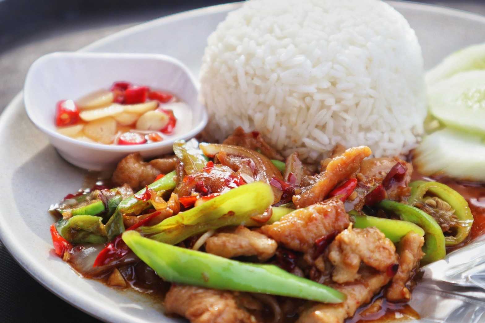 ผัดพริกหยวกราดข้าว