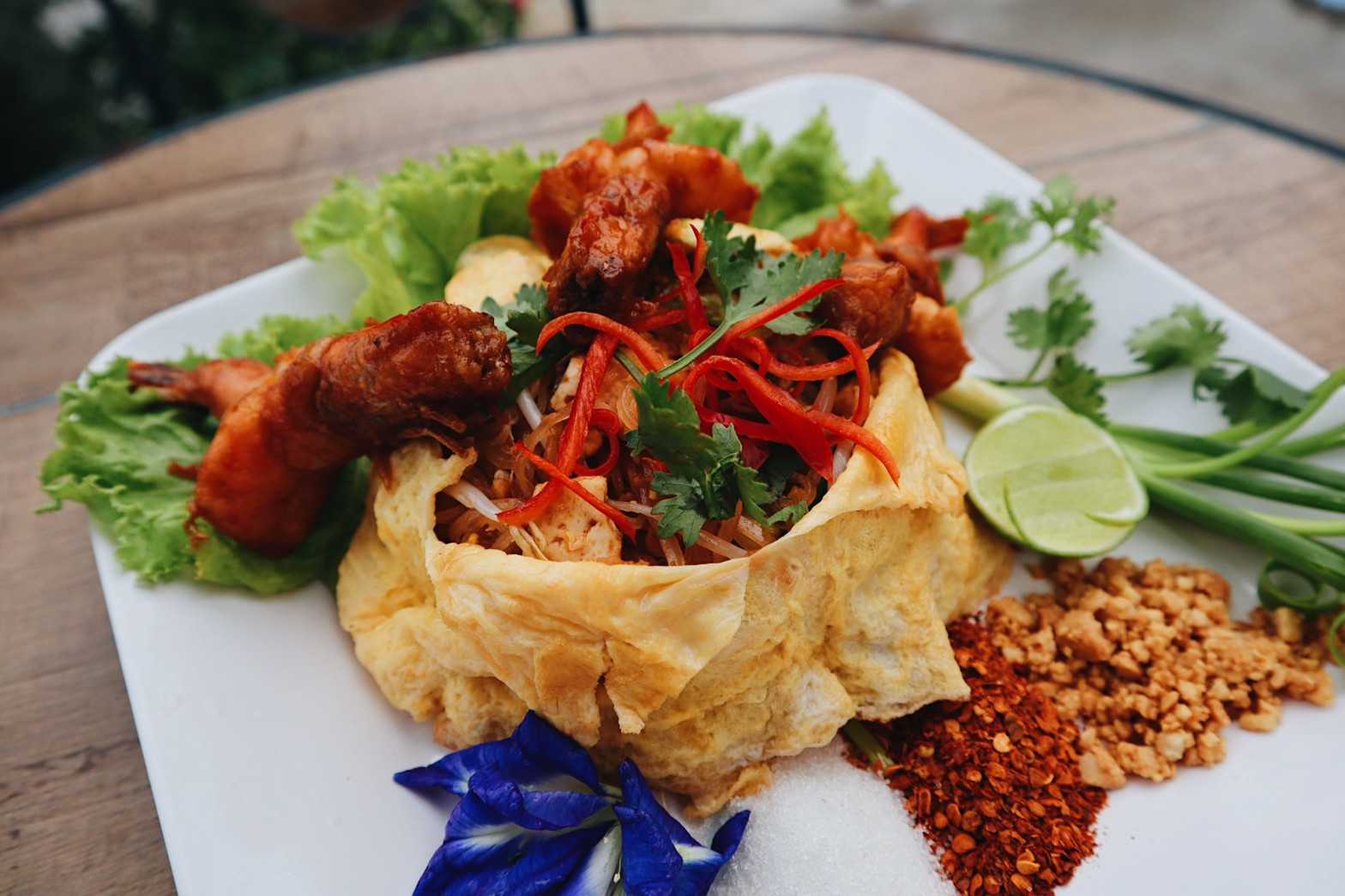 ผัดไทยห่อไข่