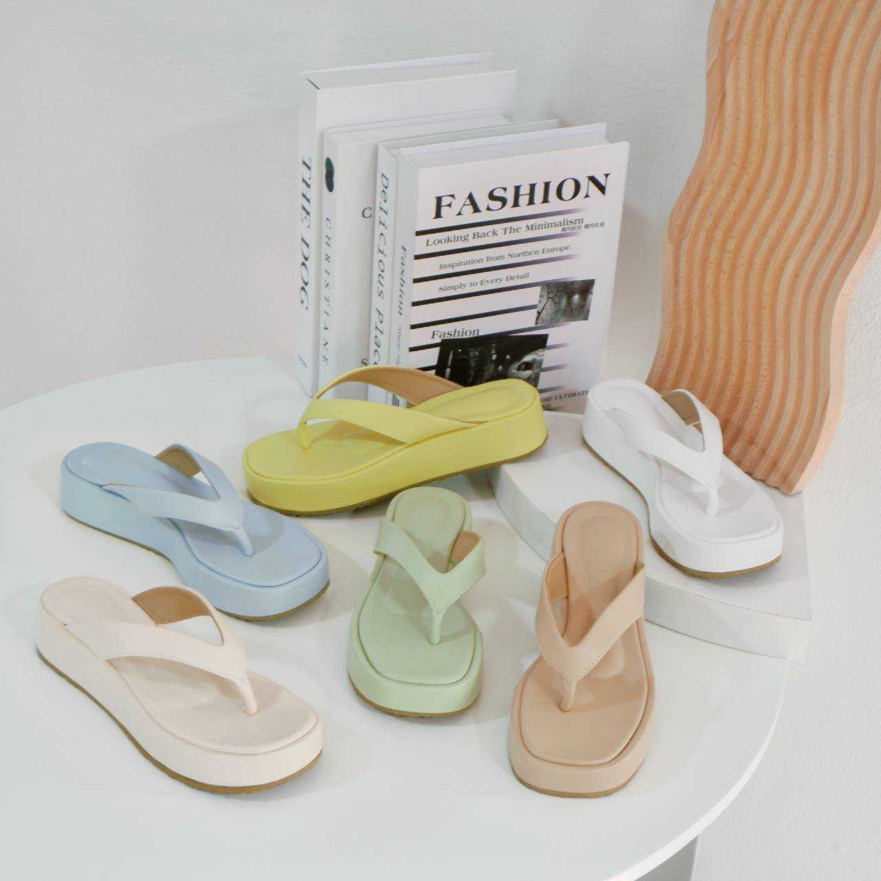 รองเท้าส้นตึกหูคีบ สูง 1.5 นิ้ว Russo Shos