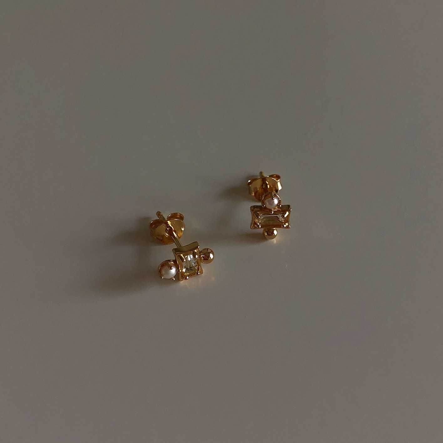 grumpy, baby topaz stud (ราคาต่อชิ้น/price per piece)
