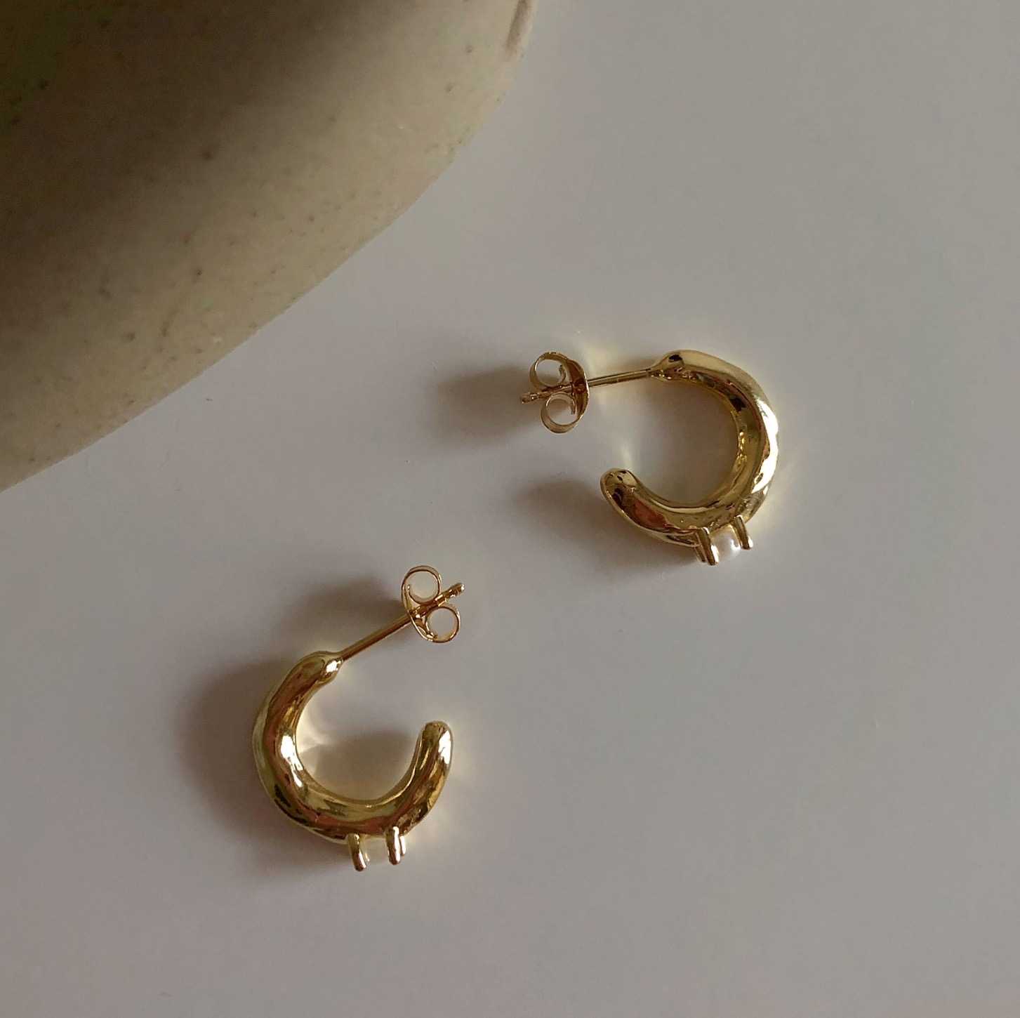 grumpy, curvy pearl hoop (ราคาต่อคู่/price per pairs)