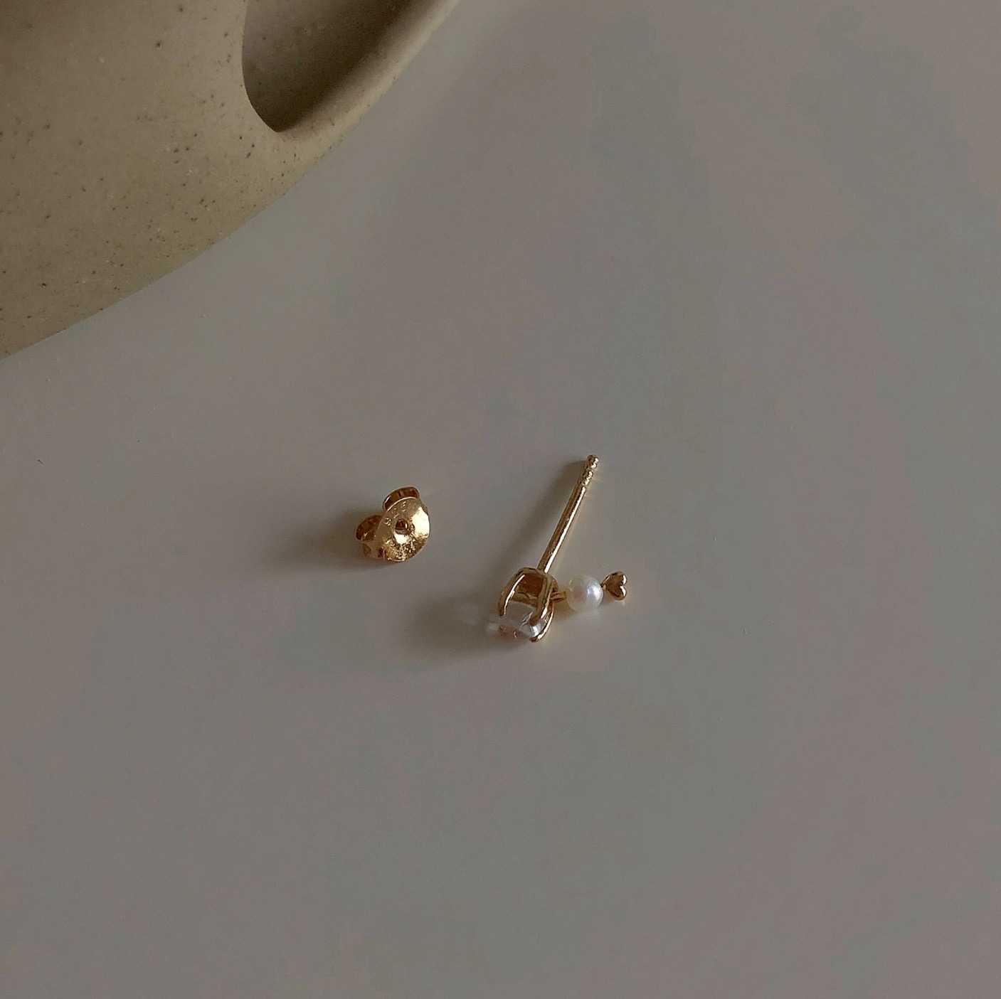 grumpy, pearl drop stud (ราคาต่อชิ้น/price per piece)