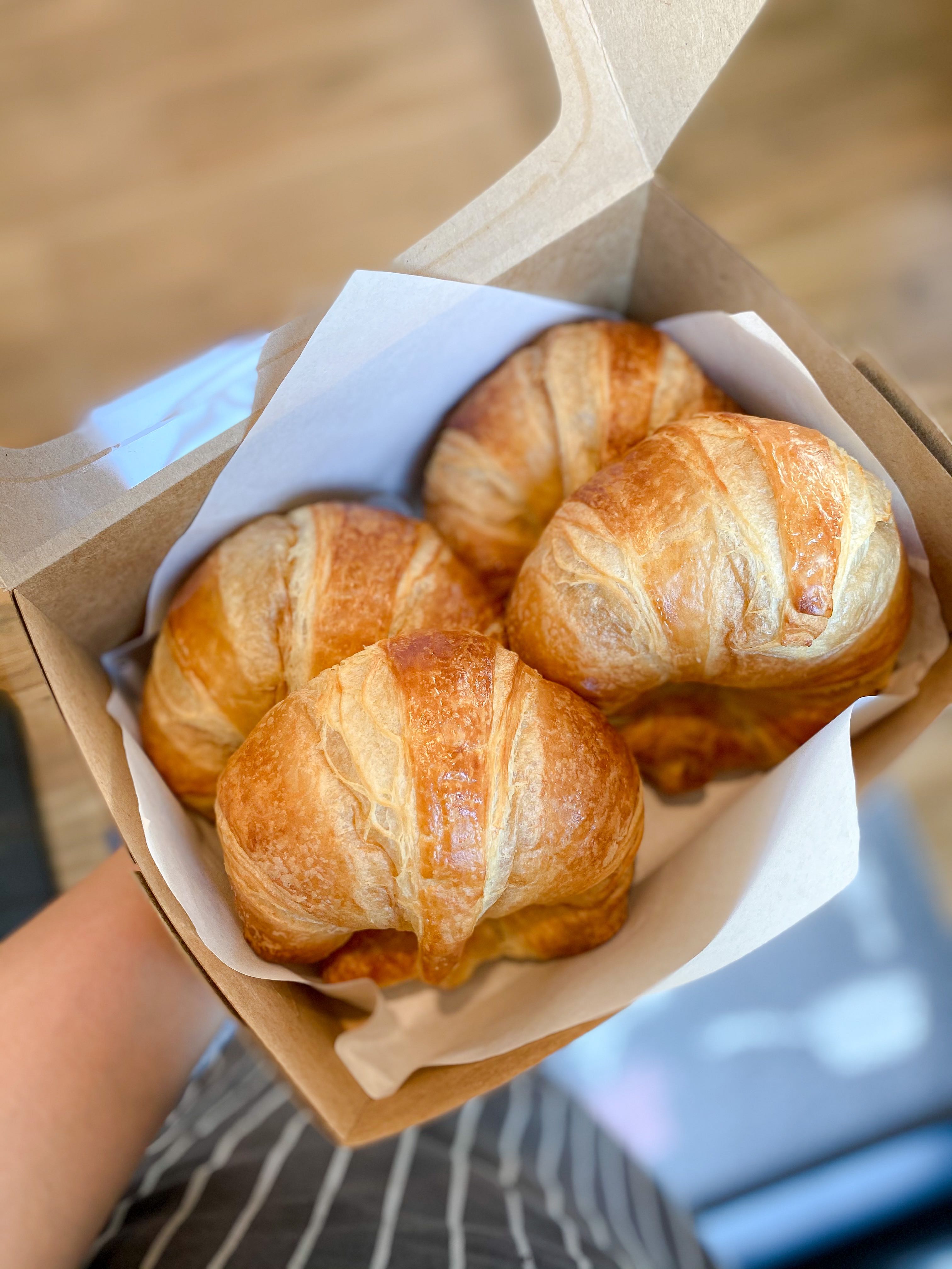 พรีออเดอร์ รอ 1-3 วัน - น้องอ้วนกล่องละ 4 ชิ้น / Jumbo French Butter Croissants