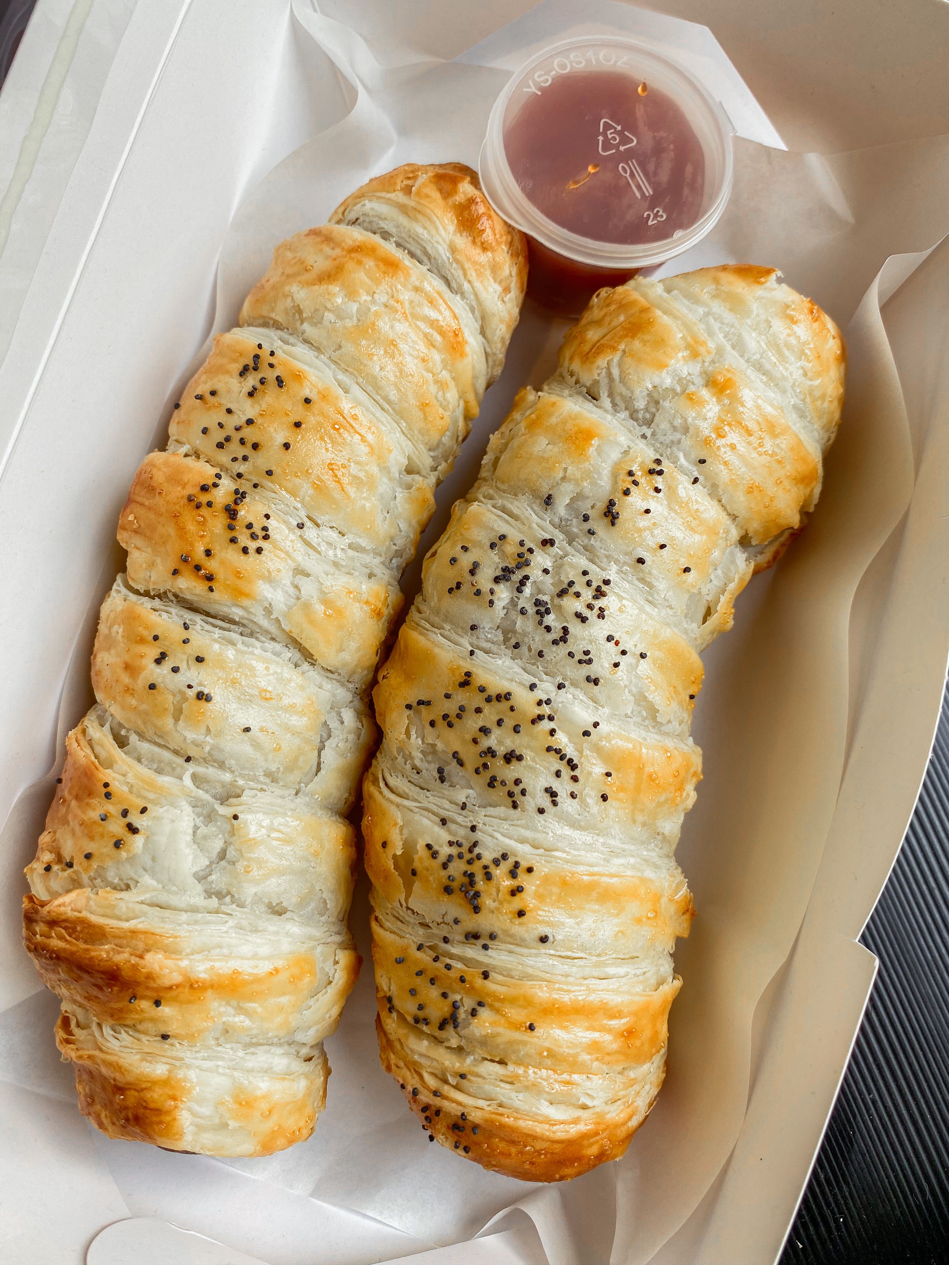 พรีออเดอร์ รอ 1-3 วัน - พายไส้กรอกพริกสด 🐷 Spicy Sausage Puff 2 ชิ้น/กล่อง
