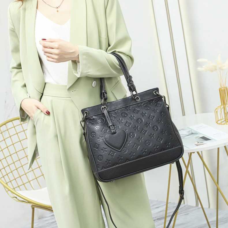กระเป๋า Hand Bag ที่แมทกับลุคสาวสายลุยเท่ๆก็ได้ หรือจะถือไปทำงานก็ดูสวยแพง