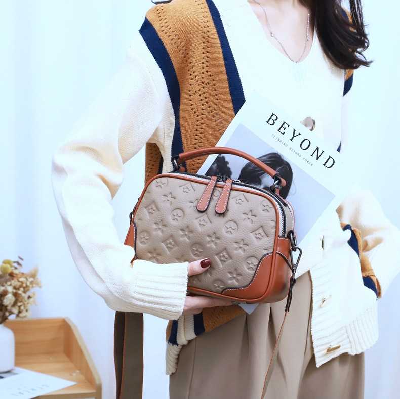 กระเป๋า Hand Bag ทรงหมอน ที่แมทกับลุคสาวสายลุยเท่ๆก็ได้ หรือจะถือไปทำงานก็ดูสวยแพง