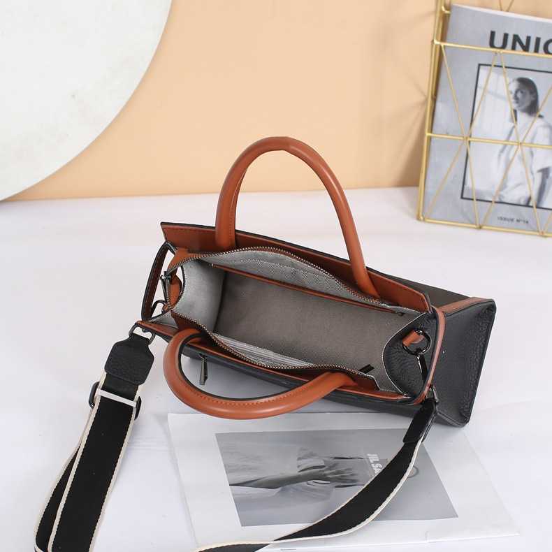 กระเป๋า Hand Bag ที่แมทกับลุคสาวสายลุยเท่ๆก็ได้ หรือจะถือไปทำงานก็ดูสวยแพง