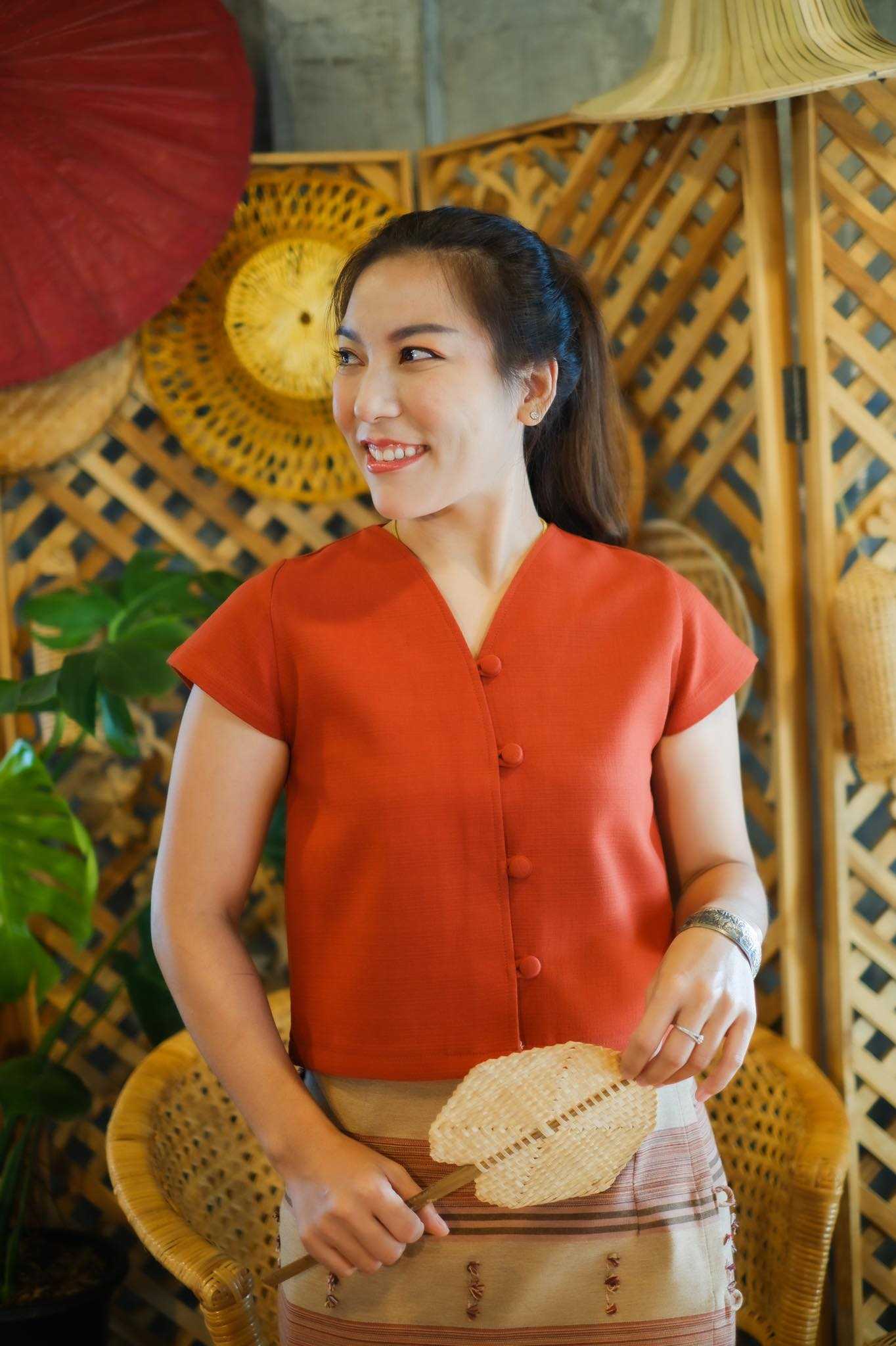 ผ้าฝ้ายชินมัย คอวี กระดุมปั้ม สีส้มอิฐ