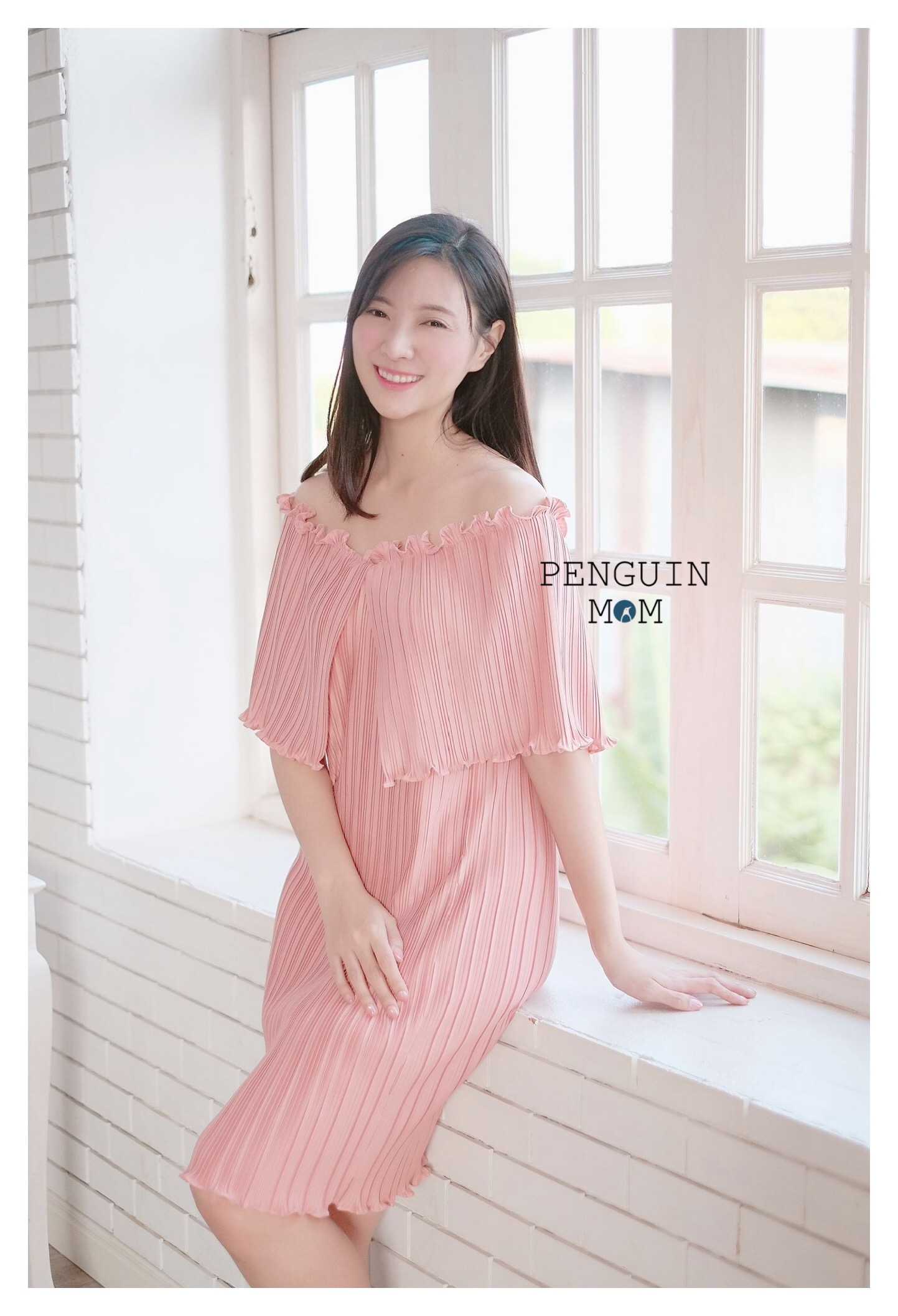 เดรสพลีทเปิดไหล่ ชมพู คลุมท้องได้