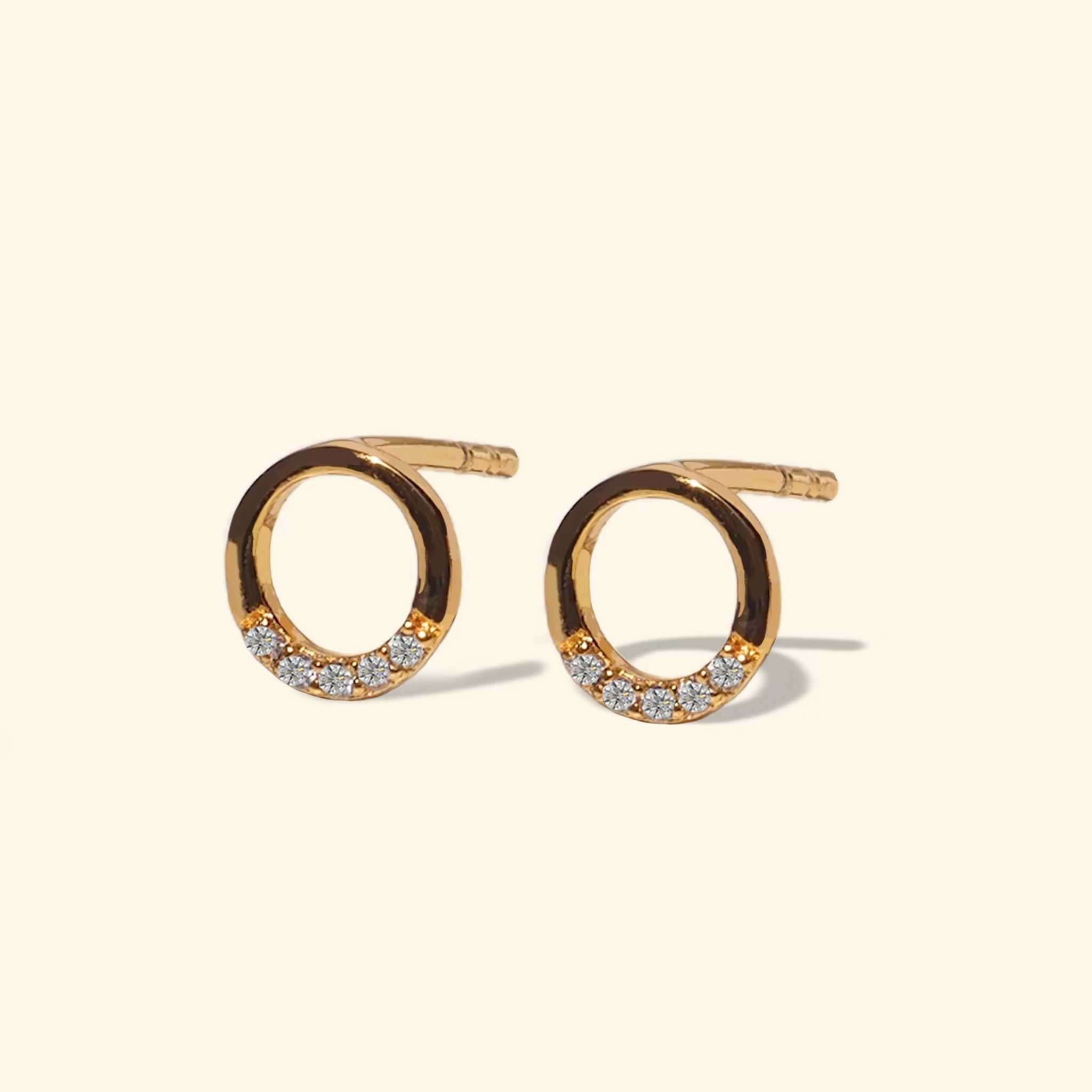 ต่างหูก้านคริสตัลครึ่งวงกลม (Crystal Half Circle Stud Earrings)