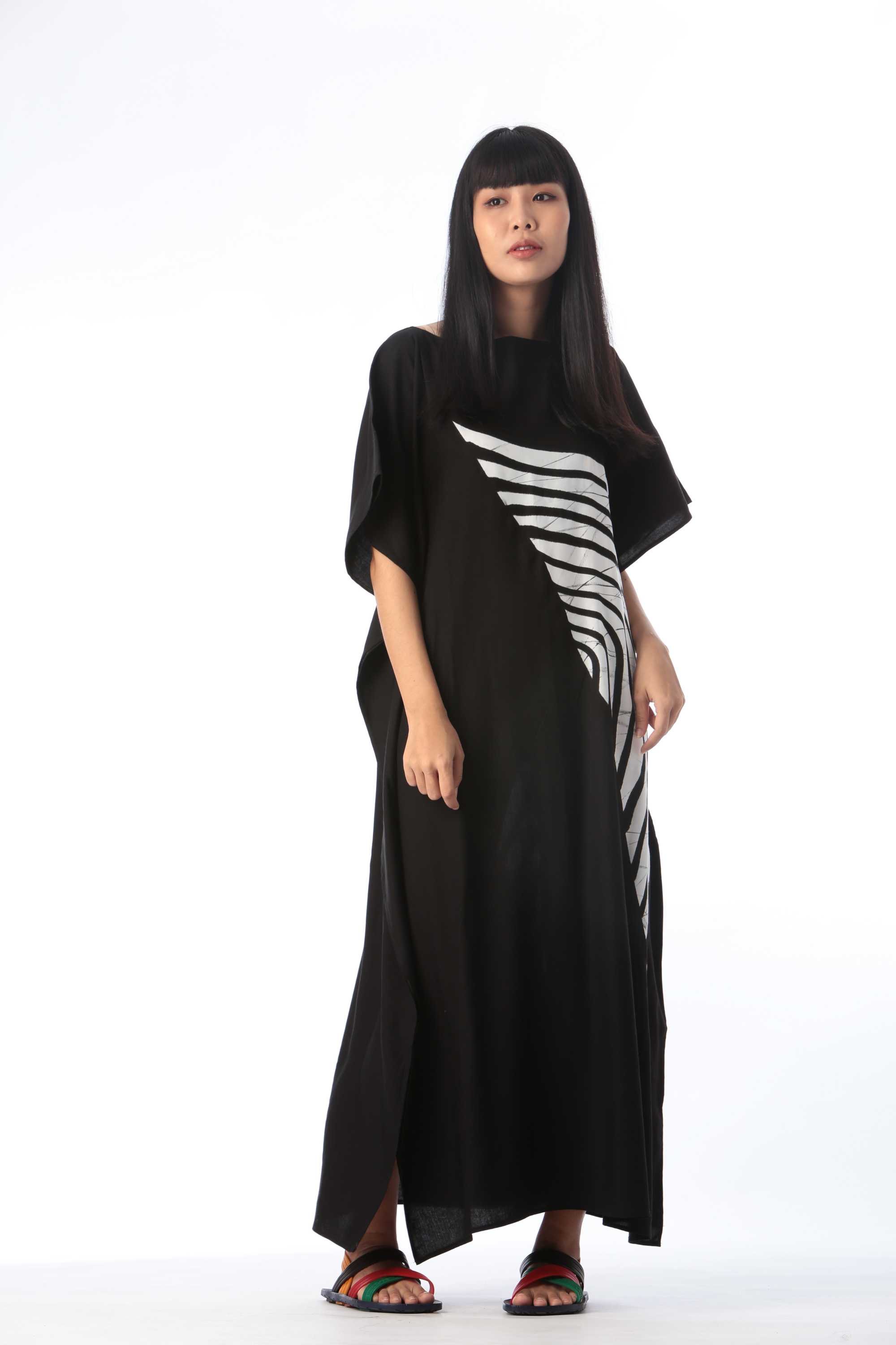 (Pre-order)Kaftan Cotton Silk Hand Paint คาฟทานผ้าคอตต้อนเรยอน ลายกราฟฟิคลายเส้น สีดำ ฟรีไซส์