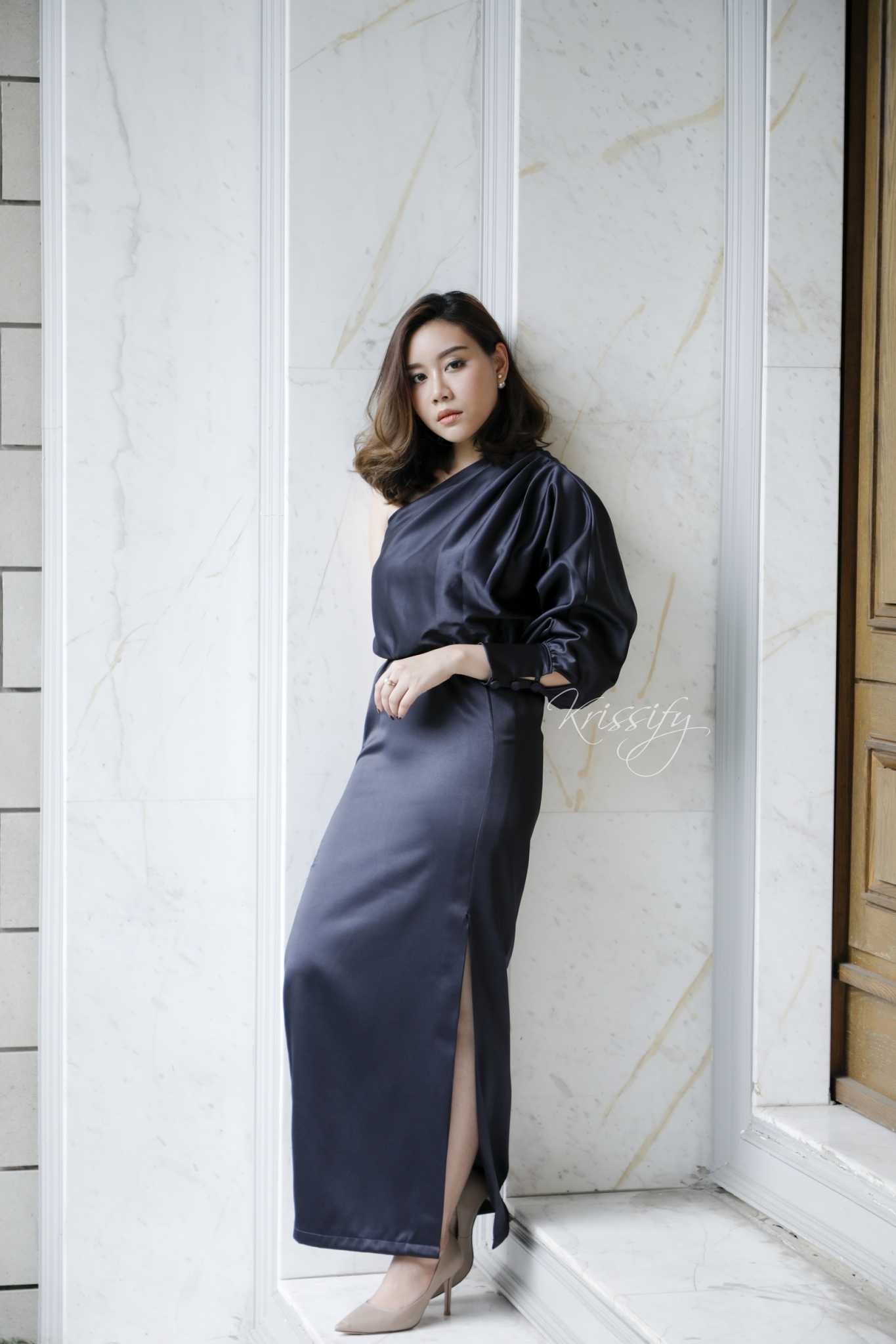 D18-020 : เดรสยาวออกงาน ทรงไหล่เดี่ยว แขนยาวใส่แบบกระทุ้งแขน ทรงแขนตุ๊กตา จับจีบช่วงไหล่