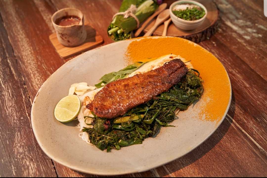 ขนมจีนปลาทอดขมิ้นแบบญวน     Turmeric Fish Noodles (Cha Ca)