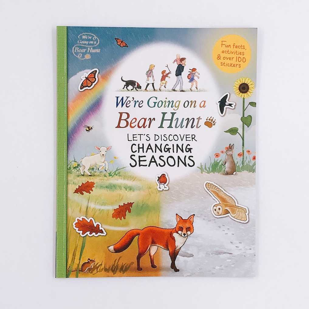 หนังสือปกอ่อน We're Going on a Bear Hunt: Lets Discover Changing Seasons มีสติกเกอร์สัตว์น่ารัก