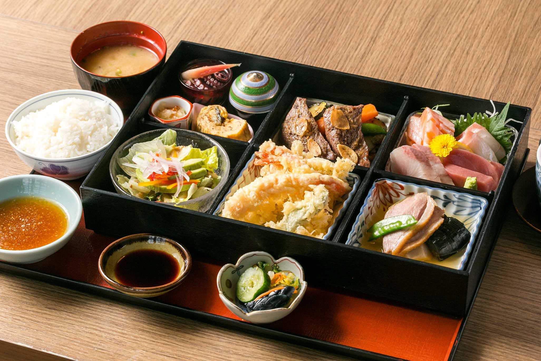 ข้าวกล่องคิสโสะเบนโตะมื้อกลางวัน - Kisso Bento Lunch Box