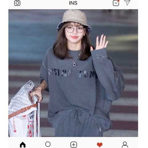 เสื้อสเวตเตอร์สีเทาแบบ Lisa ใส่แฟชั่นสนามบิน
