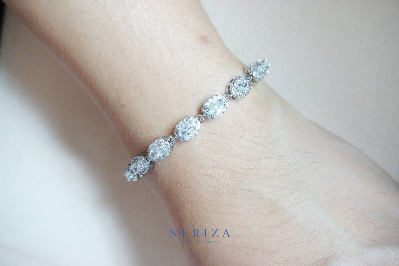 ข้อมือเพชรสังเคราะห์ ประกายเทียบเท่าเพชรแท้ NB028