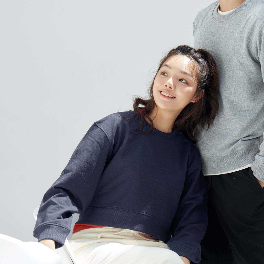 CIRCULAR เสื้อสเวตเตอร์ ผู้หญิง แขนยาว แบบครอป ผ้าเฟรนช์เทอร์รีย์ สีน้ำเงิน Deep Sea