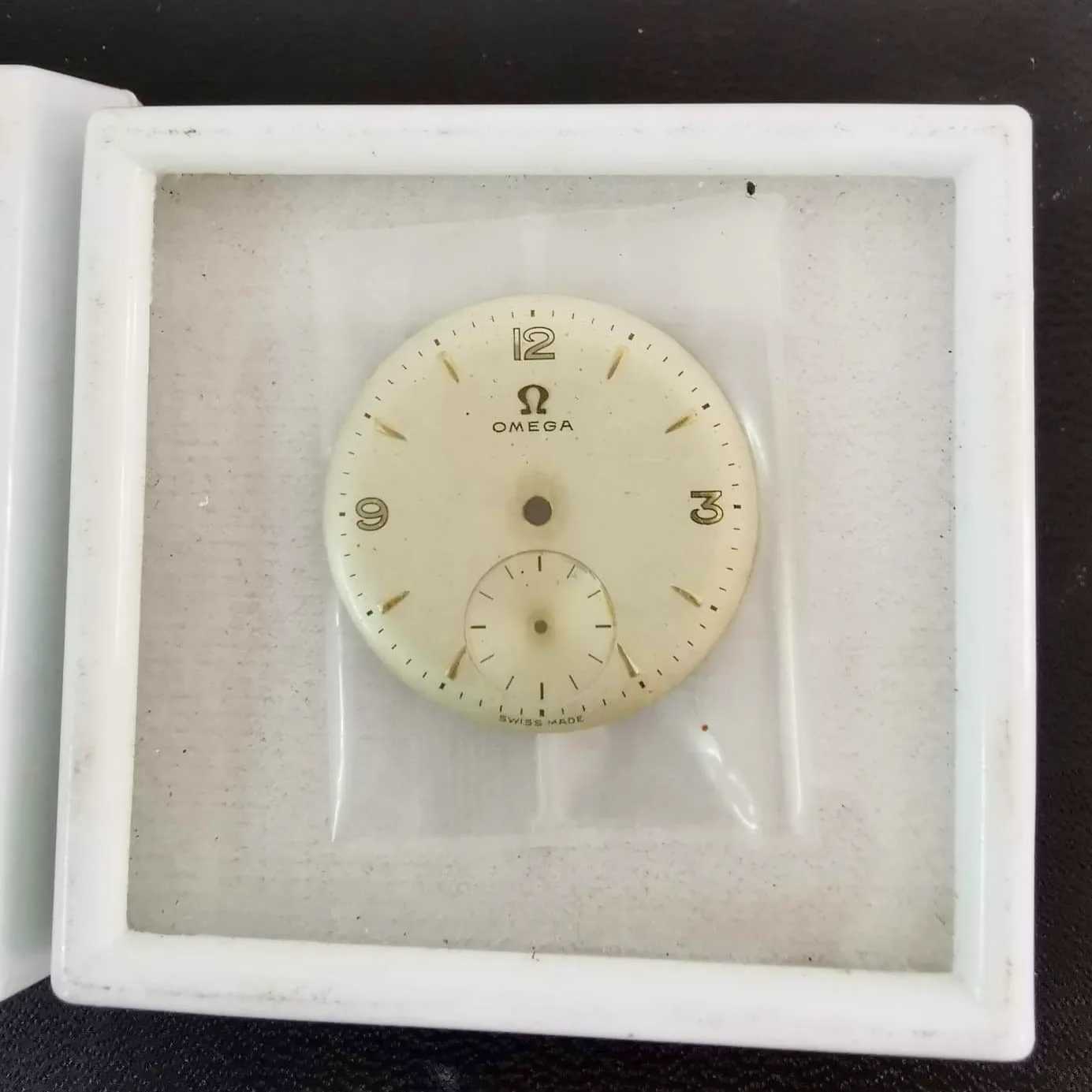 หน้าปัดนาฬิกา ยี่ห้อ Omega รุ่นเก่า Swiss Made  2 เข็มครึ่ง หายากสภาพดี เดิมๆ เข็มวันที่เลข6