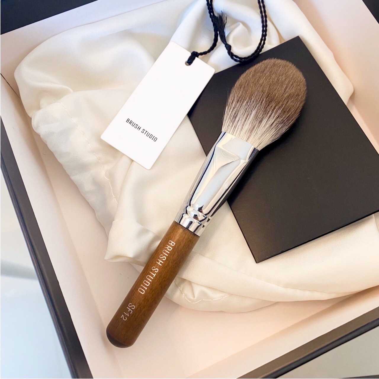 BRUSH STUDIO SF12 Silver Fox Powder Brush  แปรงแป้งเอนกประสงค์ขนจิ้งจอกเงิน