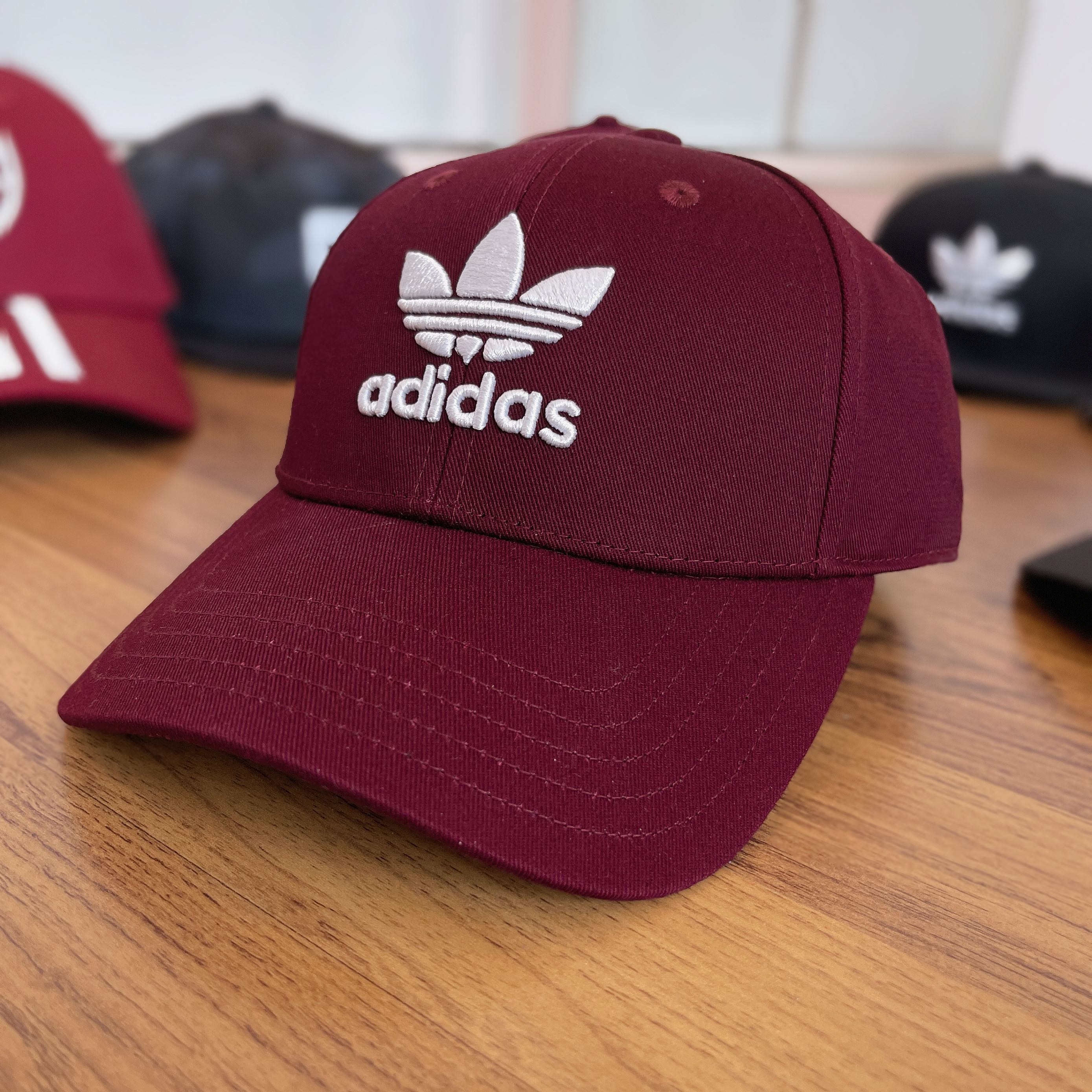 หมวก Adidas แดงปีกโค้ง