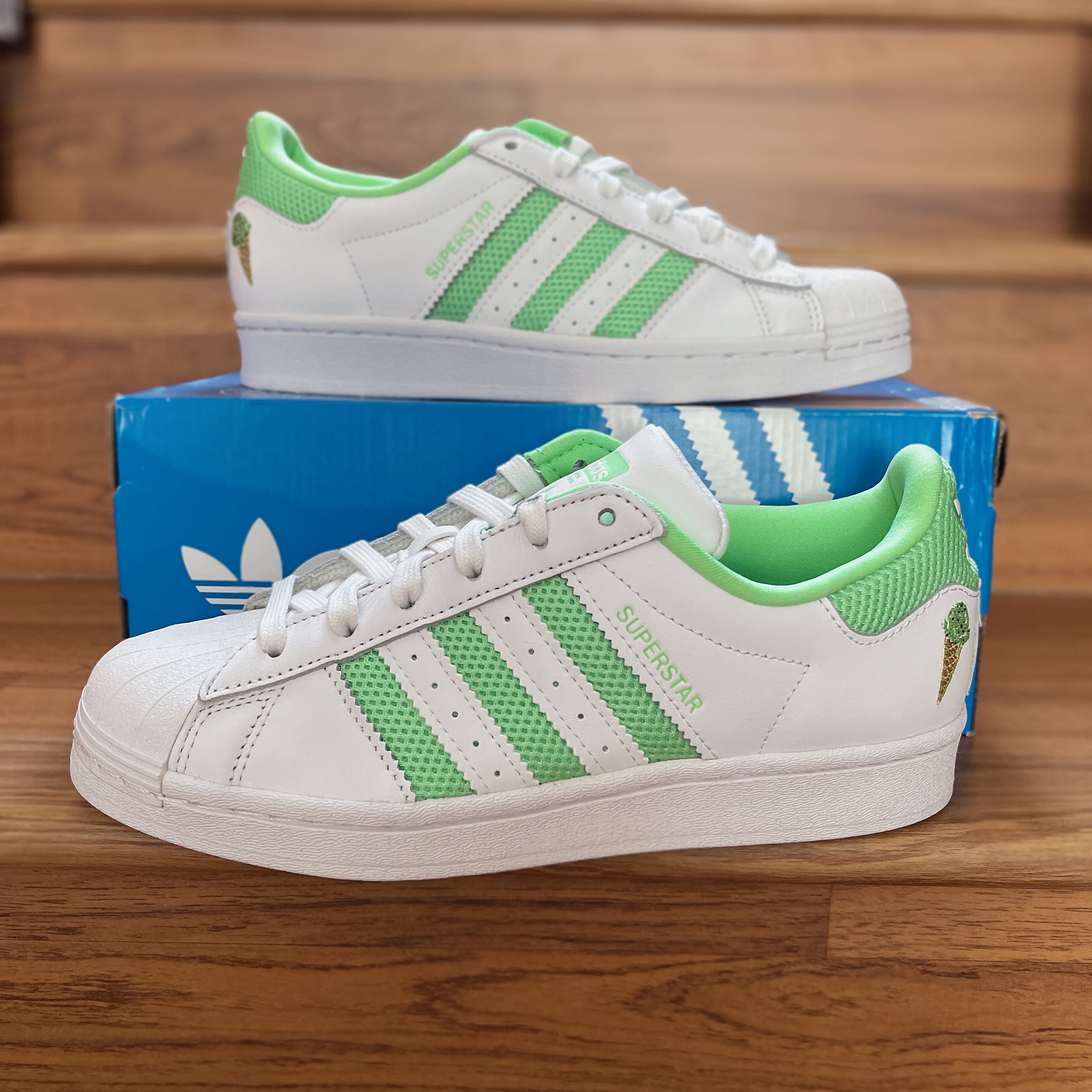 รองเท้า Adidas Superstar รุ่นฮิตสีสวยมากค่ะ 