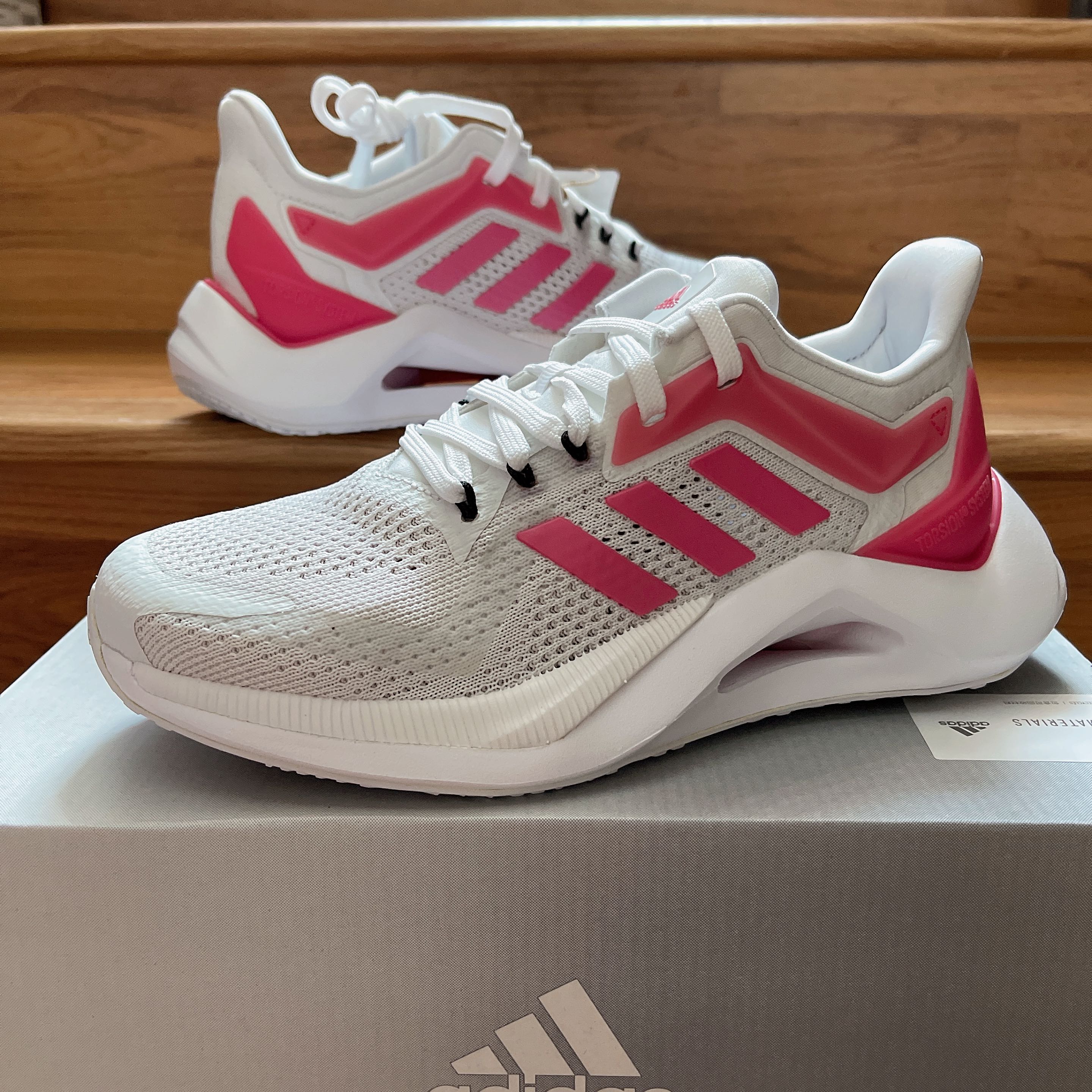 รองเท้า Adidas Alphatorsion 2.0