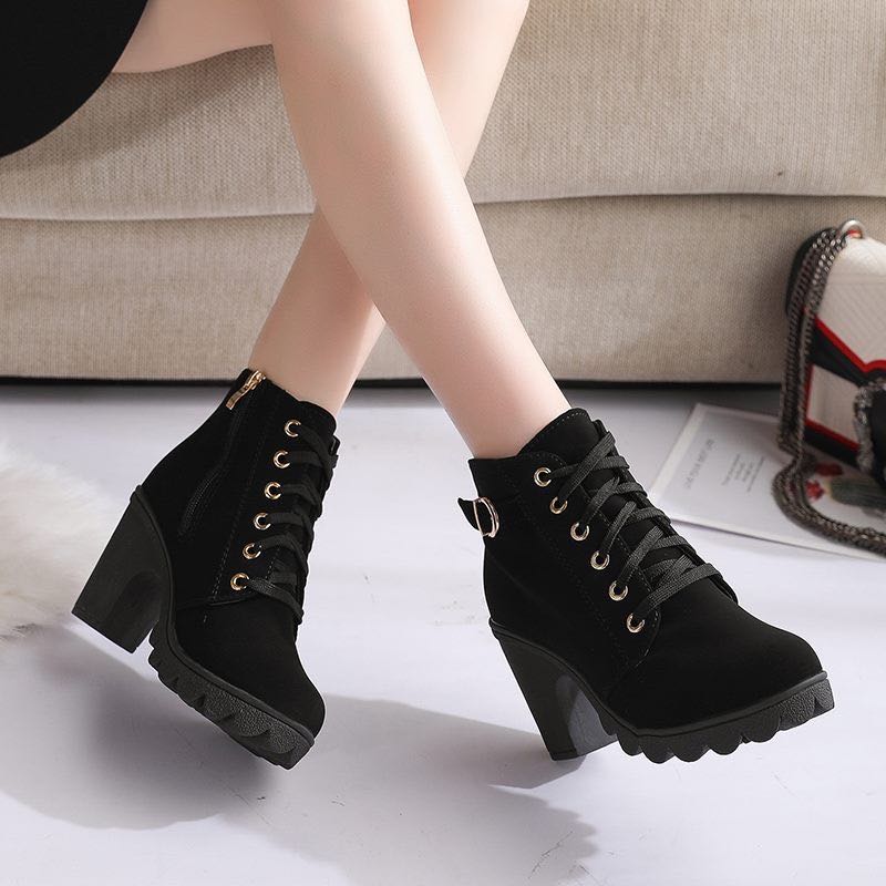 chloe.store CLASSIC BOOTS รองเท้าบูทหุ้มข้อผูกเชือก สีดำ 36-42