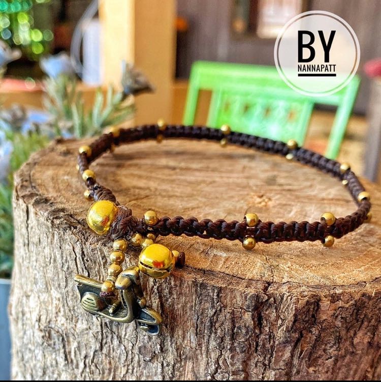 สร้อยข้อเท้า ถักเรียบลายแบนเชือกเทียนสีน้ำตาลเข้ม ห้อยจี้เวสป้า ใส่ได้ทั้งชายและหญิง  ยาว 10' 