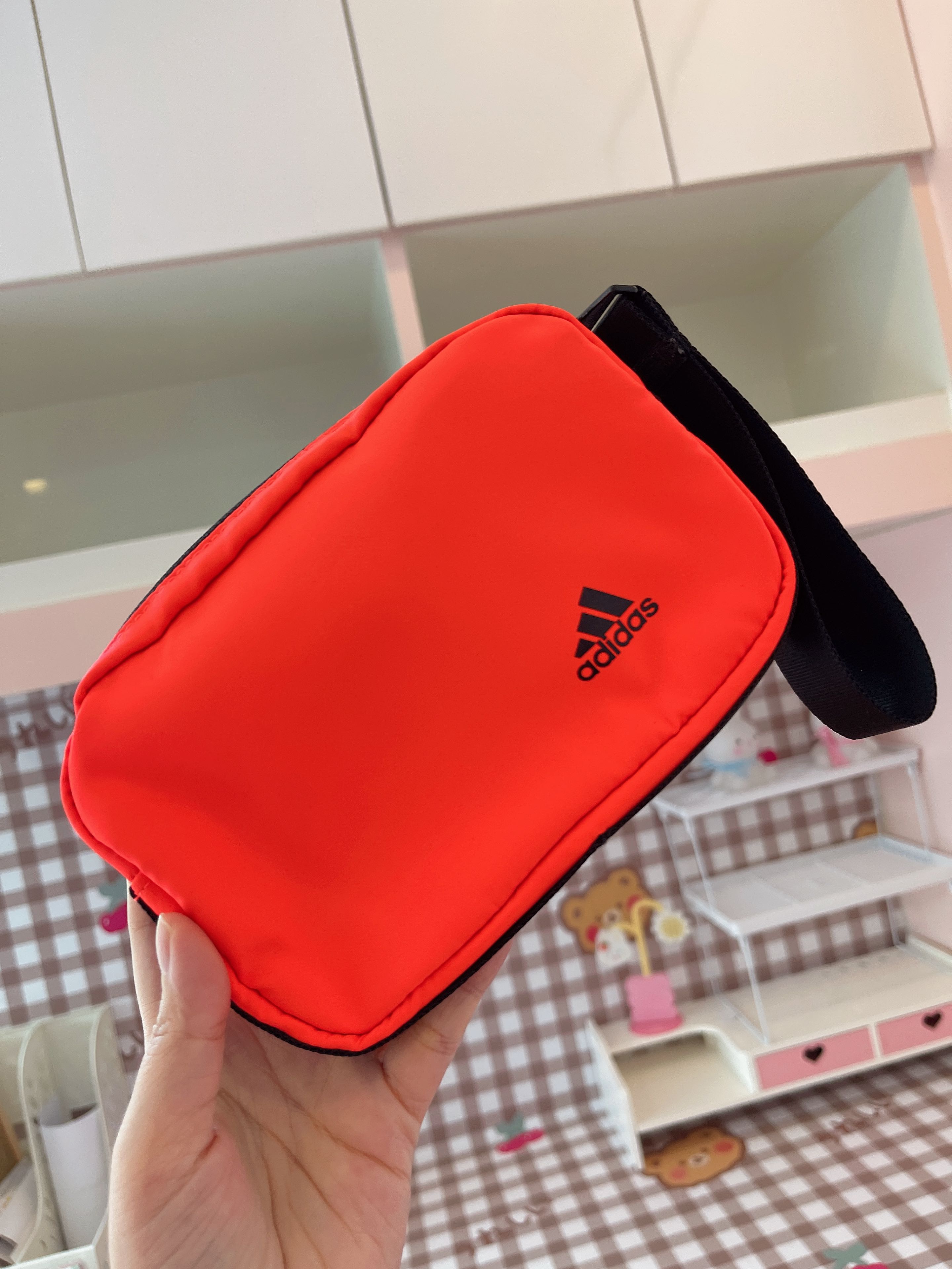 กระเป๋า Essensial bag แบบสายคล้องแขน 
