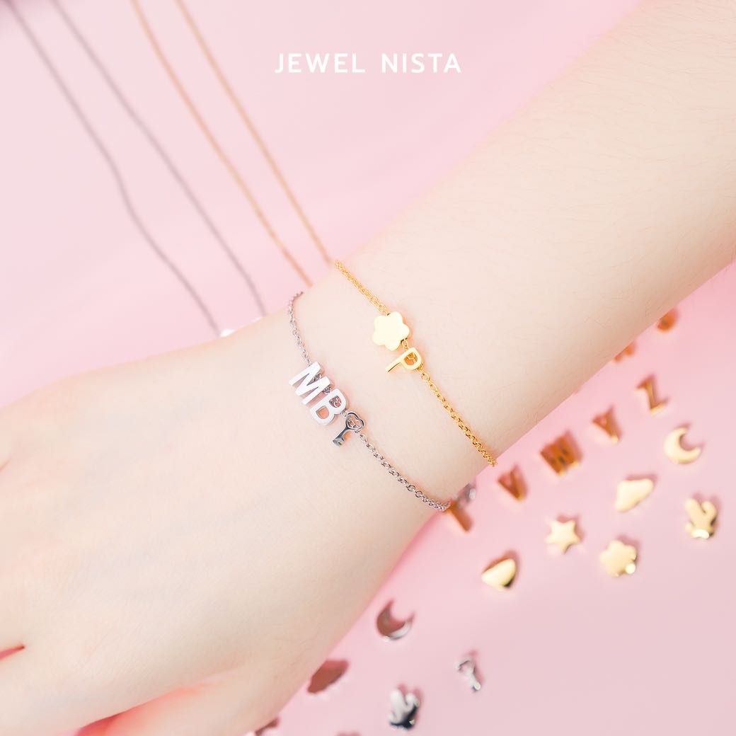 shiny alphabet bracelet สร้อยข้อมือจี้ตัวอักษรสแตนเลส A-K