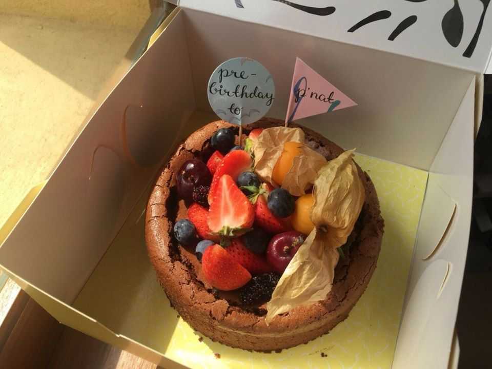 Flourless chocolate cake with full berries (size S)