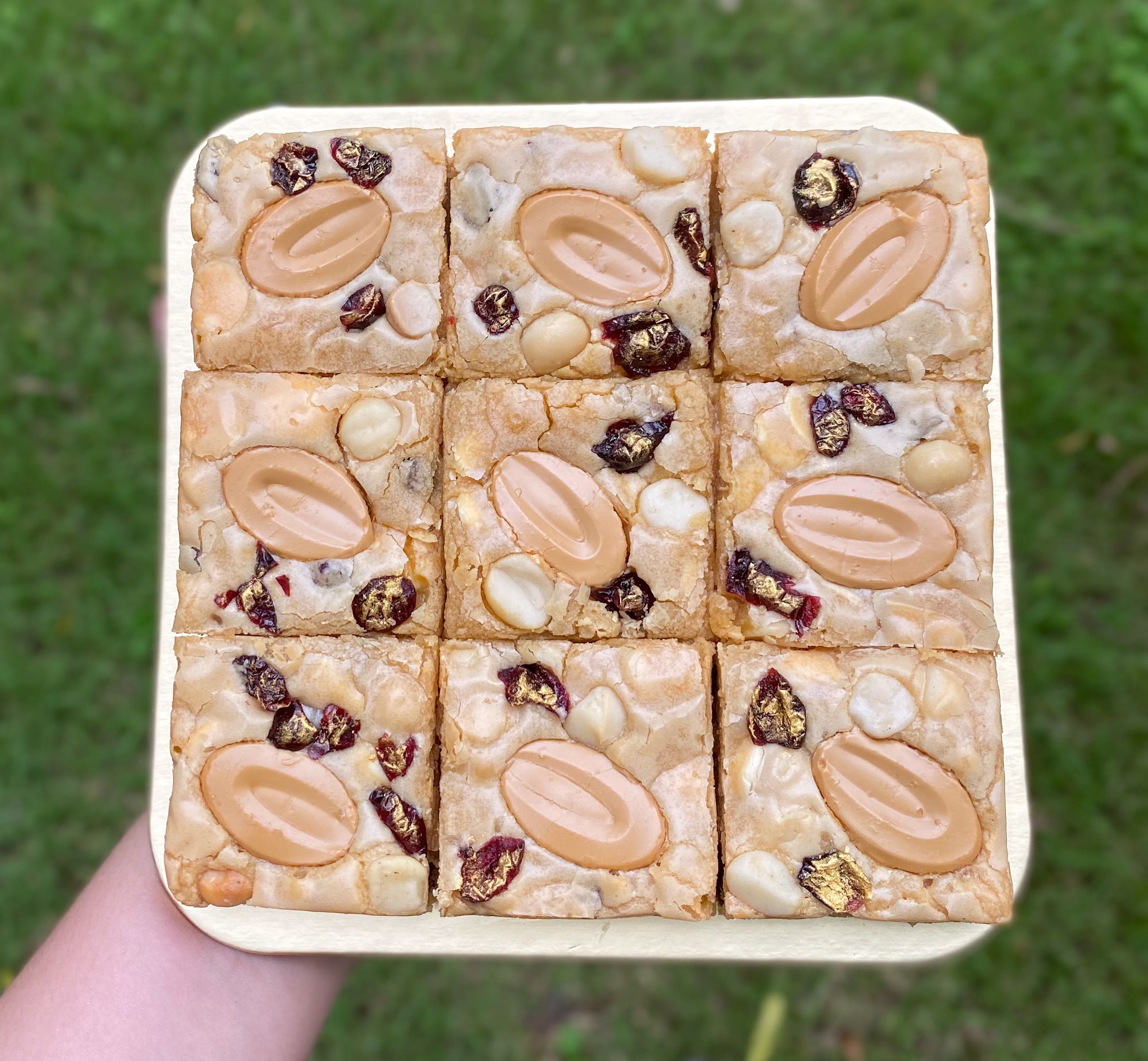 พรีออเดอร์ รอ 1-3 วัน - บลอนดี้แมคาดาเมียแครนเบอรี่ /  Valrhona Dulcey  Macadamia Cranberry Blondie
