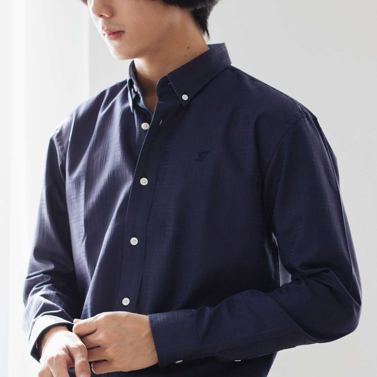 Premium เสื้อเชิ้ตชาย ปกกระดุม ทรงสลิม สีน้ำเงินลายสก็อต (เหลือไซส์ S)