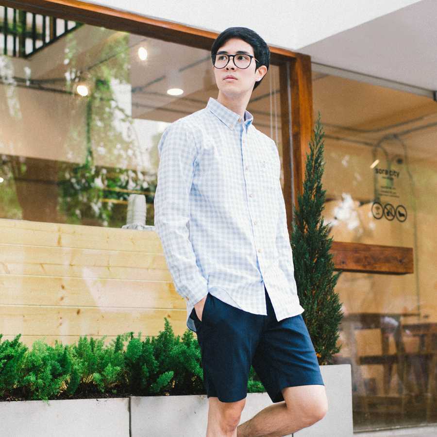 Original เสื้อเชิ้ตชาย ปกกระดุม ทรงสลิม ลายตารางฟ้าอ่อน origami crane (เหลือไซส์ S, M)