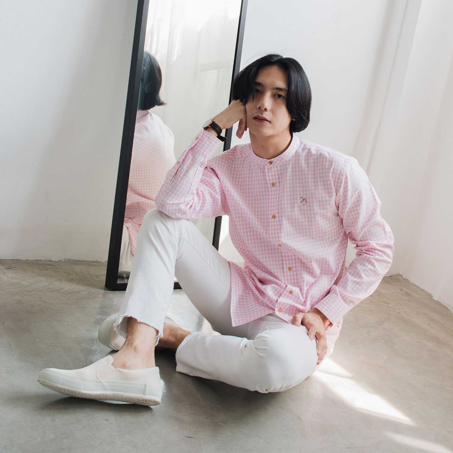 Original เสื้อเชิ้ตชาย คอจีน ทรงตรง ลายตารางชมพูขาว origami swallow (เหลือไซส์ M)