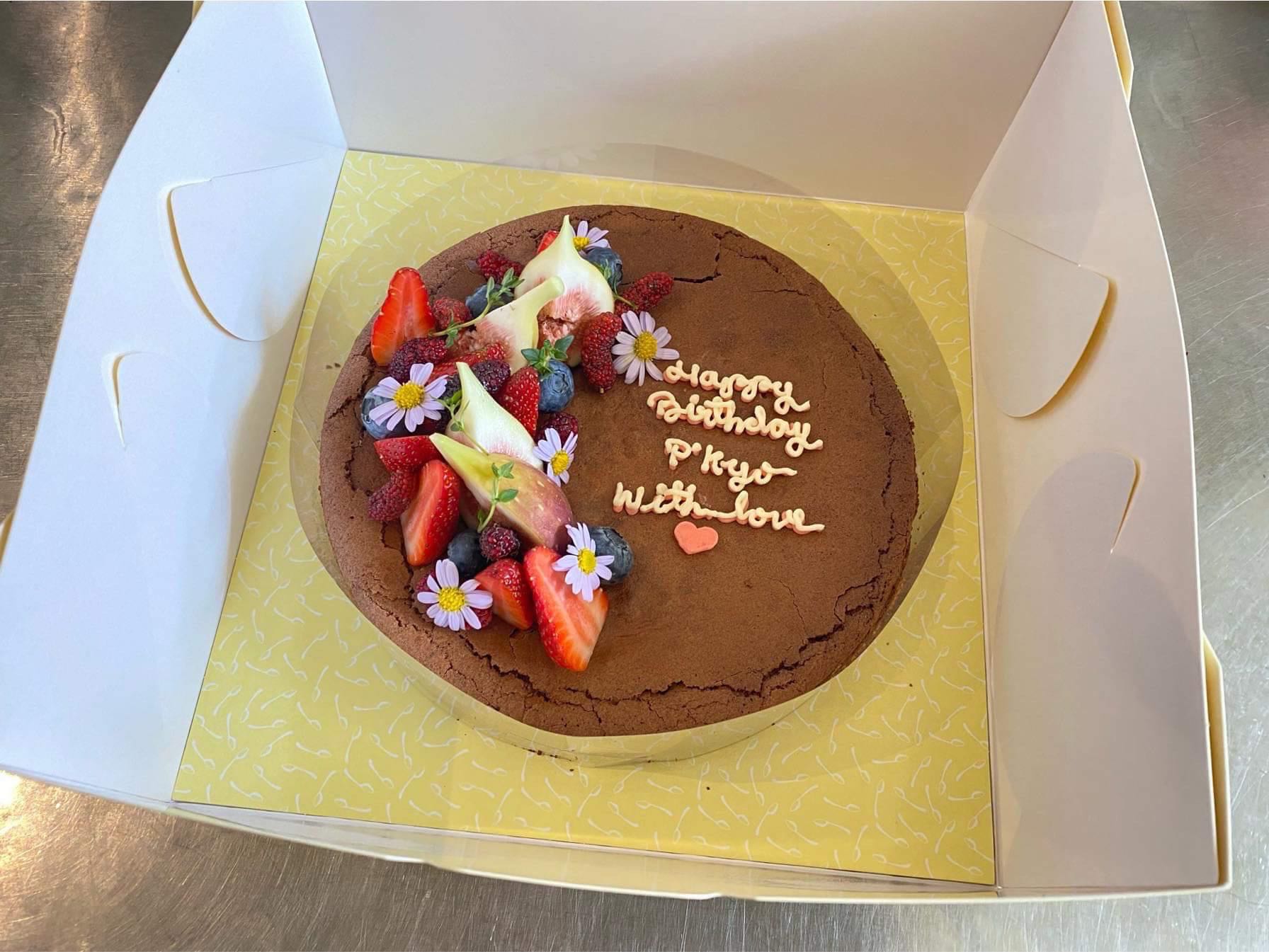 Flourless chocolate cake with half berries (size s)